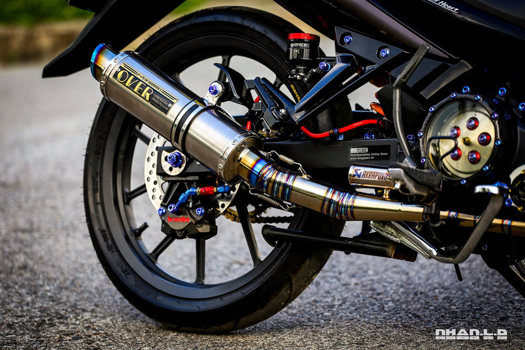 Ở phía sau chiếc xe được trang bị ống xả full titan của OverRacing, ngay cả cổ ống xả dẫn từ động cơ cũng dùng hợp kim titan. Titan có đặc tính nhẹ, chịu nhiệt và chống ăn mòn tốt. Giảm xóc sau của Ohlins.