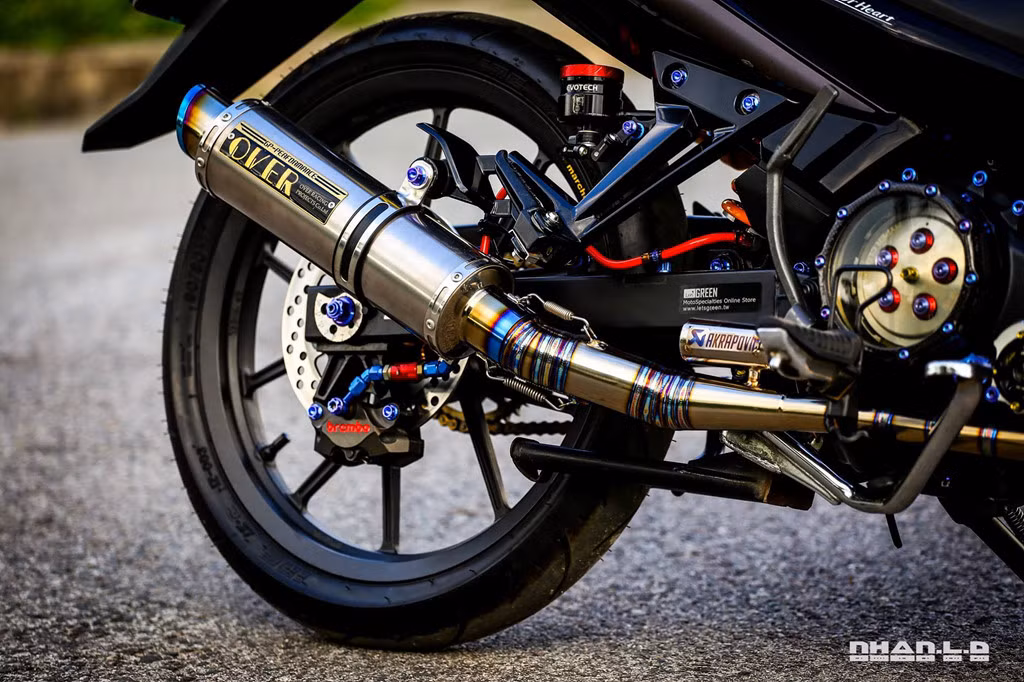 Ở phía sau chiếc xe được trang bị ống xả full titan của OverRacing, ngay cả cổ ống xả dẫn từ động cơ cũng dùng hợp kim titan. Titan có đặc tính nhẹ, chịu nhiệt và chống ăn mòn tốt. Giảm xóc sau của Ohlins.