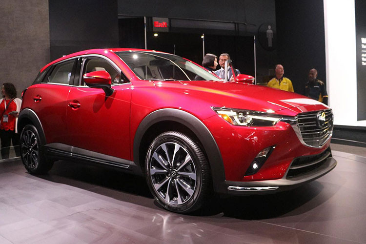 Với diện mạo gần như không thay đổi quá nhiều so với phiên bản 2018, Mazda CX-3 bản 2019 được trình làng tại New York Auto Show 2018 là một bất ngờ lớn đối với nhiều người. Trước khi triển lãm diễn ra, các chuyên gia đều dự đoán Mazda sẽ mang đến các mẫu xe thế hệ mới như CX-9, Mazda6 hay Mazda3.
