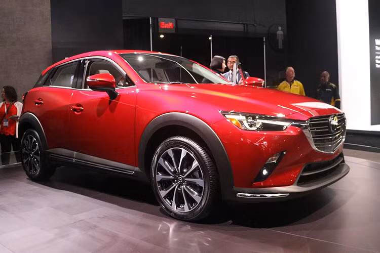 Với diện mạo gần như không thay đổi quá nhiều so với phiên bản 2018, Mazda CX-3 bản 2019 được trình làng tại New York Auto Show 2018 là một bất ngờ lớn đối với nhiều người. Trước khi triển lãm diễn ra, các chuyên gia đều dự đoán Mazda sẽ mang đến các mẫu xe thế hệ mới như CX-9, Mazda6 hay Mazda3.