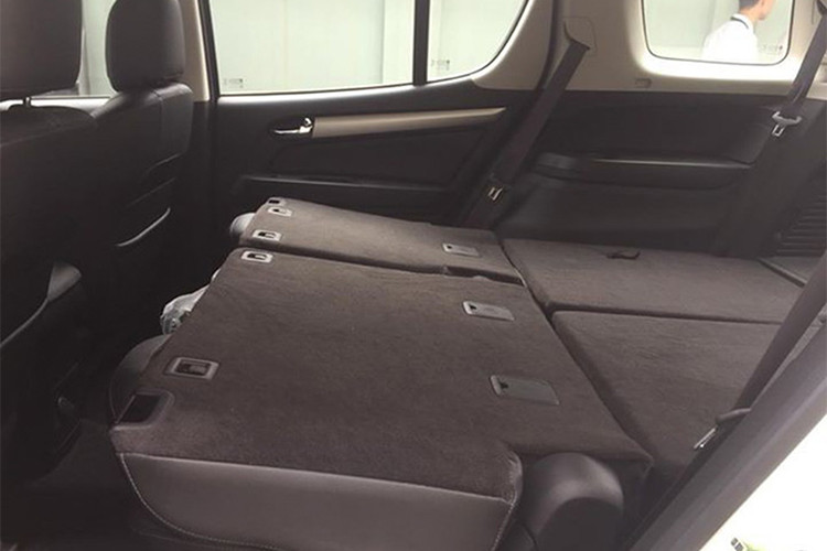 Trên phiên bản LTZ 4x4 cao cấp nhất, mẫu xe này được trang bị khá nhiều công nghệ hấp dẫn như gạt mưa cùng điều hòa tự động, dàn âm thanh 7 loa, hệ thống cảnh báo điểm mù, cảnh báo xe vượt, cảnh báo va chạm, cảnh báo chuyển làn... Mọi phiên bản đều được trang bị 3 túi khí, ABS, EBD, hệ thống ổn định điện tử, hệ thống hỗ trợ leo dốc và đổ đèo...