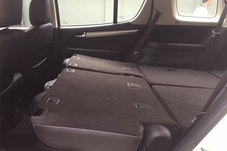 Trên phiên bản LTZ 4x4 cao cấp nhất, mẫu xe này được trang bị khá nhiều công nghệ hấp dẫn như gạt mưa cùng điều hòa tự động, dàn âm thanh 7 loa, hệ thống cảnh báo điểm mù, cảnh báo xe vượt, cảnh báo va chạm, cảnh báo chuyển làn... Mọi phiên bản đều được trang bị 3 túi khí, ABS, EBD, hệ thống ổn định điện tử, hệ thống hỗ trợ leo dốc và đổ đèo...