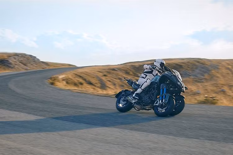 Yamaha Niken 3 bánh mới sử dụng cặp bánh trước 15 inch và bánh sau 17 inch. Niken có chiều dài 2.150 mm, rộng 885 mm, cao 1.250 mm, chiều cao yên 820 mm và khối lượng của xe ở mức 263 kg.