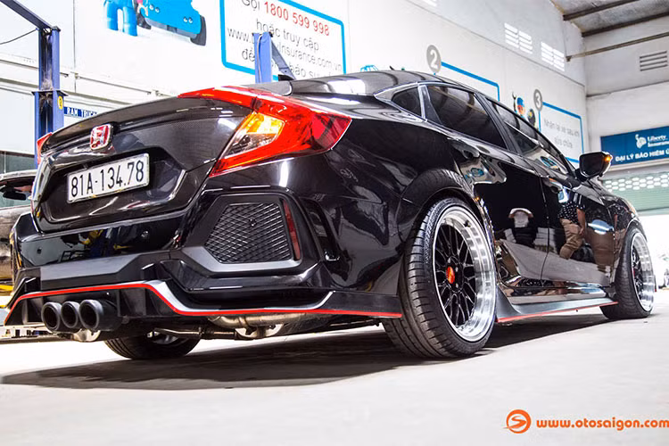 Không quá cầu kỳ và phô trương, Civic 2017 độ nhẹ này có vẻ đẹp đủ gây ấn tượng mạnh với người đối diện. Nếu là một fan hâm mộ dòng xe JDM (Japanese domestic market) chắc chắn sẽ các bạn sẽ yêu thích nó.