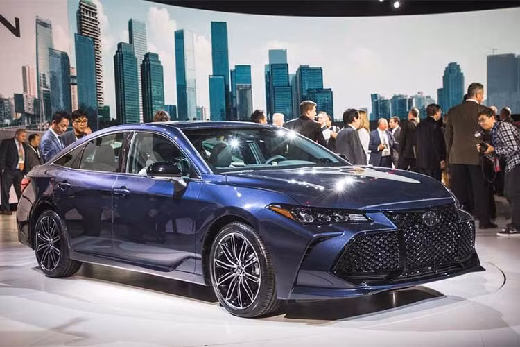 Chỉ được Toyota bán ra tại một số thị trường như Mỹ, Trung Đông, Puerto Rico hay Canada, nhưng mẫu sedan cỡ lớn Avalon cũng đã khẳng định được tên tuổi khi được nhập tư nhân vào một số quốc gia khác - trong đó có Việt Nam. Ở phiên bản mới, mẫu xe Toyota Avalon 2019 đã được thiết kế lại hoàn toàn và vừa ra mắt tại triển lãm Detroit 2018.