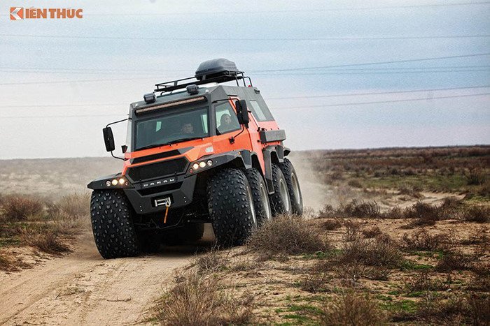 Chiếc ATV này có thân hình lớn do chuyển nhờ 8 bánh xe, mỗi lốp xe có chiều cao tới 1.185mm, cho khoảng sáng gầm xe lên tới 450mm. Xe có kích thước tổng thể (Dài x Rộng x Cao) tương ứng (6.300 x 2.500 x 2.700)mm, góc nghiêng dọc tối đa 45 độ và nghiêng ngang 47 độ.