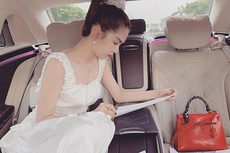 Hiện không rõ chiếc Rolls-Royce Ghost là thành viên mới gia nhập vào bộ sưu tập xe của Ngọc Trinh hay là của bạn bè cô.