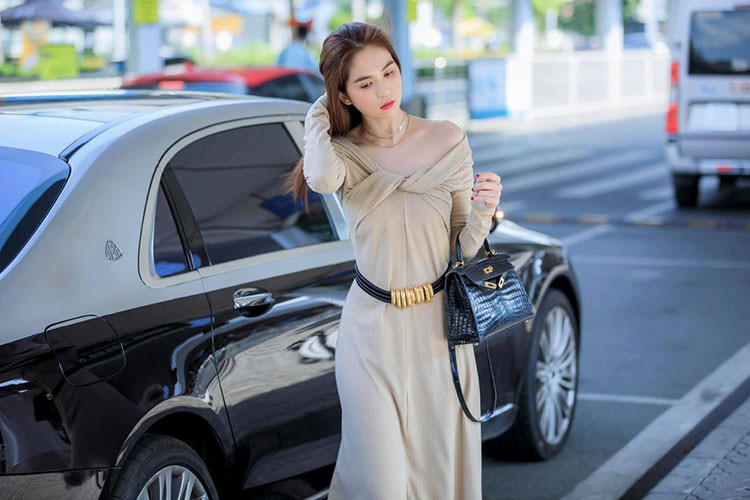 Hiện tại, Ngọc Trinh vẫn đang di chuyển trên một chiếc xe siêu sang Mercedes-Maybach S560 đời cũ có giá trên 11 tỷ đồng.