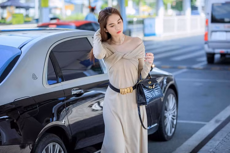 Hiện tại, Ngọc Trinh vẫn đang di chuyển trên một chiếc xe siêu sang Mercedes-Maybach S560 đời cũ có giá trên 11 tỷ đồng.