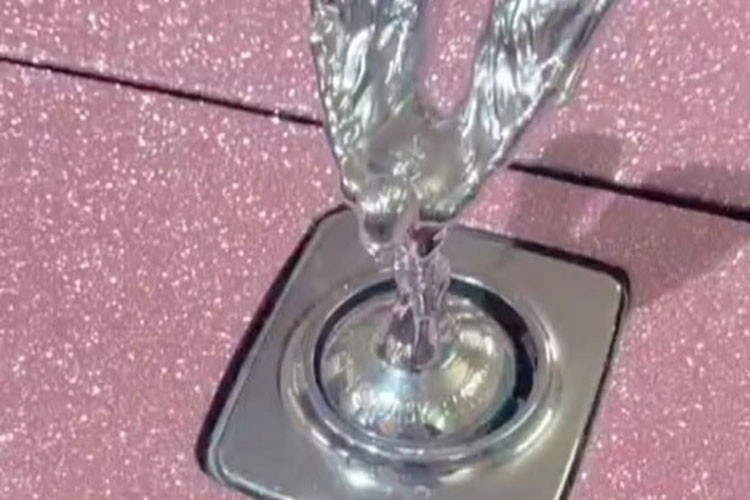 Chiếc xe siêu sang Rolls-Royce Ghost được Ngọc Trinh đăng tải thuộc phiên bản Series I hiện đã dừng sản xuất từ khá lâu