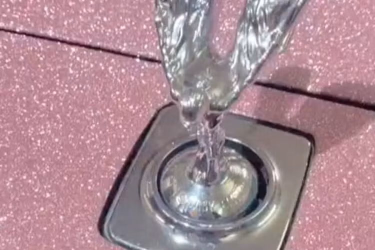 Chiếc xe siêu sang Rolls-Royce Ghost được Ngọc Trinh đăng tải thuộc phiên bản Series I hiện đã dừng sản xuất từ khá lâu