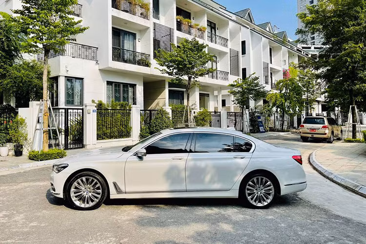 Đặc biệt là sự xuất hiện của mẫu xe sang BMW 730 Li 2016 thế hệ mới ở thời điểm ra mắt, chiếc xe sử dụng động cơ tăng áp kép 2.0 lít này đã trở thành mẫu sedan hạng sang có động cơ nhỏ nhất.