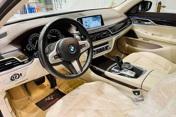 Sự đơn giản và vẫn sang trọng tiếp tục được BMW thể hiện ở phần nội thất trên dòng 7 series thế hệ thứ 6. Chính giữa bảng táp lô là một màn hình cảm ứng sắc nét 10,25 inch với công nghệ cảm ứng điện dung Touch Display...