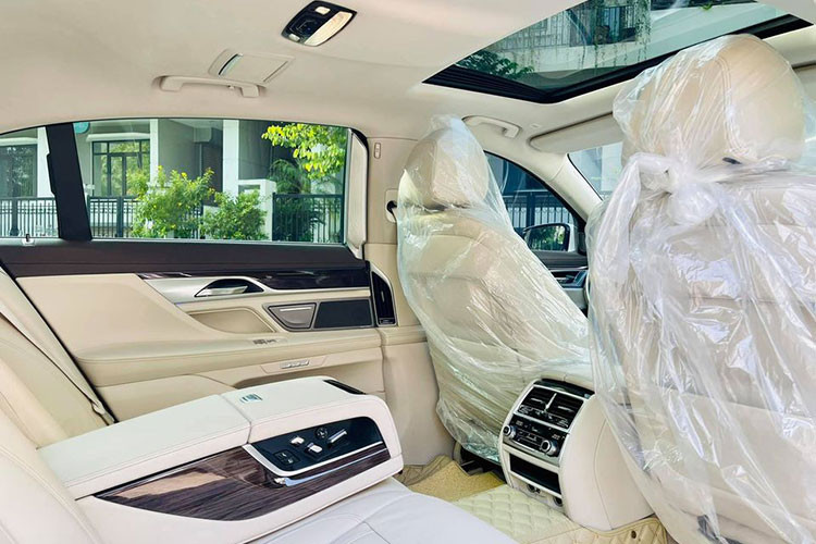 Thêm vào đó là hệ thống dẫn đường chuyên dụng BMW Navigation Professional giúp việc di chuyển dễ dàng hơn. Các trang bị hấp dẫn khác trên 730Li 2016 gồm rèm che nắng cùng ghế sưởi, cửa hít tự đóng, chìa khóa thông minh kèm màn hình BMW Display Key, hệ thống đóng mở không cần chìa khóa Comfort Access... Xe cũng được trang bị sẵn hệ thống âm thanh cao cấp từ hãng Harman/Kardon.