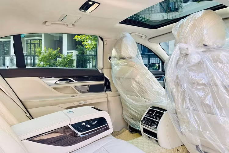 Thêm vào đó là hệ thống dẫn đường chuyên dụng BMW Navigation Professional giúp việc di chuyển dễ dàng hơn. Các trang bị hấp dẫn khác trên 730Li 2016 gồm rèm che nắng cùng ghế sưởi, cửa hít tự đóng, chìa khóa thông minh kèm màn hình BMW Display Key, hệ thống đóng mở không cần chìa khóa Comfort Access... Xe cũng được trang bị sẵn hệ thống âm thanh cao cấp từ hãng Harman/Kardon.