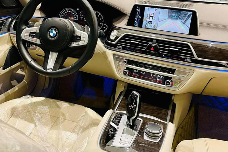 Các thao tác trên bảng điều khiển của BMW 730Li đời 2016 cũng dễ dàng và đơn giản thông qua hệ thống nút bấm hoặc nút điều khiển thông minh iDrive hình tròn với công nghệ cảm ứng nằm ở khu vực gần cần số.