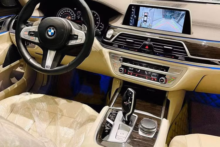 Các thao tác trên bảng điều khiển của BMW 730Li đời 2016 cũng dễ dàng và đơn giản thông qua hệ thống nút bấm hoặc nút điều khiển thông minh iDrive hình tròn với công nghệ cảm ứng nằm ở khu vực gần cần số.