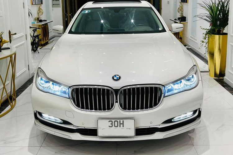 Khả năng điều khiển của mẫu xe BMW 730Li cũng khá linh hoạt nhờ vào hệ thống trợ lực lái thông minh, bánh sau có khả năng đánh lái nhẹ và hệ thống treo khí nén... Giá xe BMW 730 Li 2016 khi mới ra mắt tại Việt Nam vào năm 2016 có mức bán ra chính hãng là hơn 4,1 tỷ, nếu thêm tuỳ chọn sẽ lên đến 4,4 tỷ đồng. Chiếc xe trong bài viết đeo biển số Hà Nội và được chủ nhân chào bán 2,3 tỷ đồng.