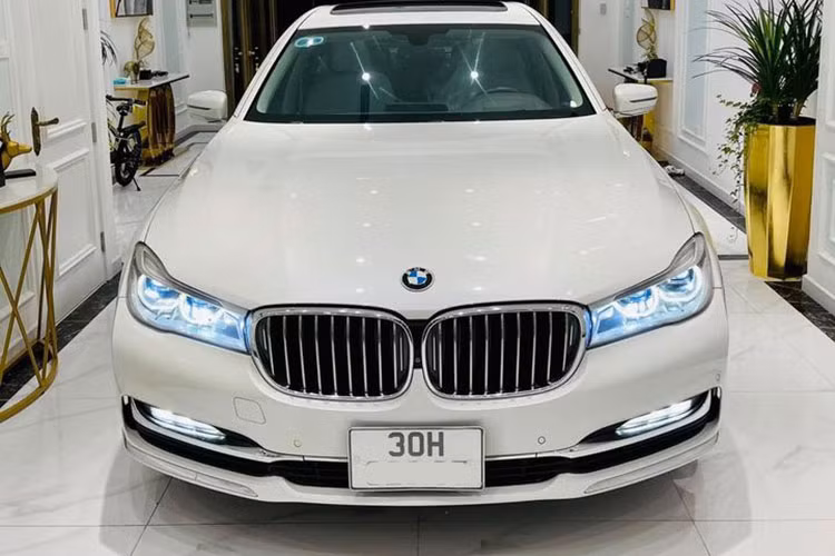 Khả năng điều khiển của mẫu xe BMW 730Li cũng khá linh hoạt nhờ vào hệ thống trợ lực lái thông minh, bánh sau có khả năng đánh lái nhẹ và hệ thống treo khí nén... Giá xe BMW 730 Li 2016 khi mới ra mắt tại Việt Nam vào năm 2016 có mức bán ra chính hãng là hơn 4,1 tỷ, nếu thêm tuỳ chọn sẽ lên đến 4,4 tỷ đồng. Chiếc xe trong bài viết đeo biển số Hà Nội và được chủ nhân chào bán 2,3 tỷ đồng.