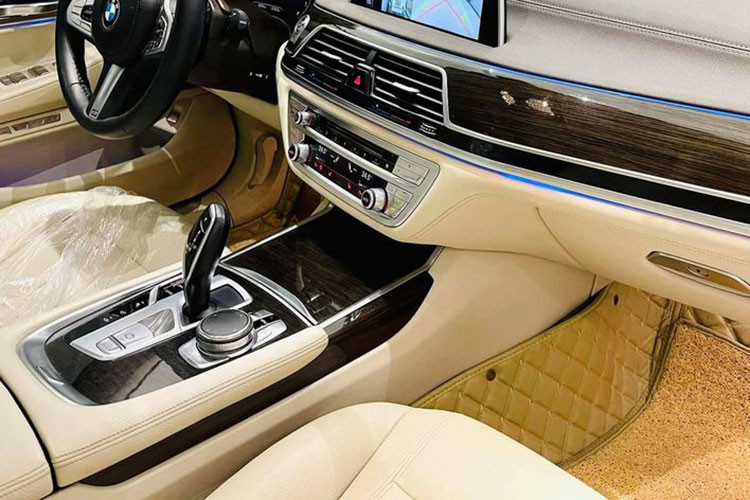 Bên cạnh đó Hệ thống điều khiển bằng cử (BMW Gesture Control) lần đầu xuất hiện trên mẫu xe BMW sử dụng công nghệ cảm biến ba chiều để nhận diện các cử chỉ tay của người dùng trước bảng điều khiển trung tâm và chuyển đổi thành câu lệnh. Hệ thống BMW Gesture Control cung cấp 04 chỉ lệnh được lập trình sẵn và 01 lệnh còn lại do người lái tự thiết lập riêng theo ý thích. 