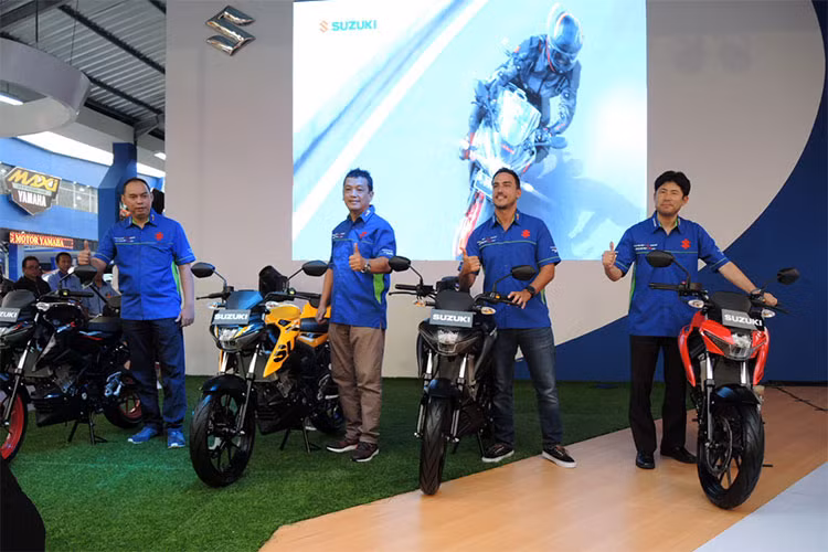 Cùng với đó, Suzuki tại Indonesia cũng công bố giá bán Suzuki GSX-S150 Keyless phiên bản 2018 ở mức 26,2 triệu Rupiah (tương đương 43 triệu đồng). Theo đó, phiên bản trang bị khoá thông minh sẽ đắt hơn phiên bản tiêu chuẩn khoảng 1,5 triệu Rupiah (tương đương 2,5 triệu đồng).