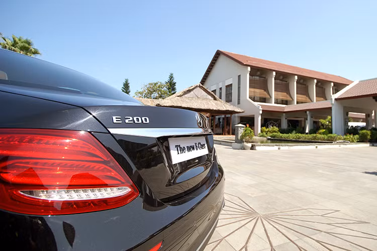 E200 sở hữu trục cơ sở và chiều dài tổng thể lần lượt dài hơn 65 mm và 43 mm so với mẫu xe tiền nhiệm. Được "chấp bút" từ ngôn ngữ Sensual Purity, chiếc xe sở hữu nắp ca-pô kéo dài, khoang hành khách đẩy về phía sau cùng thiết kế vòm cửa dạng coupé không thể nhầm lẫn.