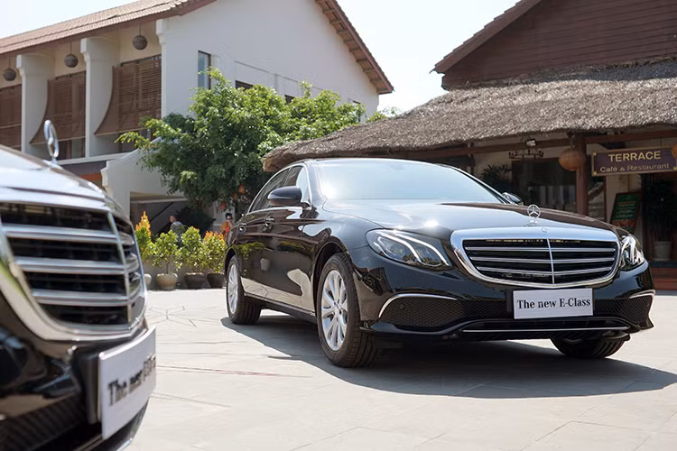 Dựa trên ngôn ngữ Sensual Purity trứ danh, khoang nội thất của E200 hướng đến một không gian mở nhờ việc bố trí thông minh các cụm điều khiển và sử dụng các vật liệu cao cấp như da, gỗ, hợp kim nhôm. Một lần nữa, thiết kế nội thất của xe lại gợi nhớ về dòng sedan cao cấp nhất hiện nay của Mercedes là S-Class.