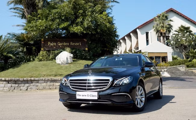 Ra mắt lần đầu tiên tại Việt Nam từ tháng 10/2016 Mercedes-Benz E 200 mới là sự tổng hòa của 3 yếu tố: sự thời thượng, cá tính lịch lãm và chất thể thao. Giống như nhiều mẫu Mercedes đời mới khác, thuộc dòng E-Calss và được thiết kế theo ngôn ngữ Sensual Purity, chiếc xe mang nhiều nét tương đồng với các dòng S-Class và C-Class đã ra mắt trước đó.