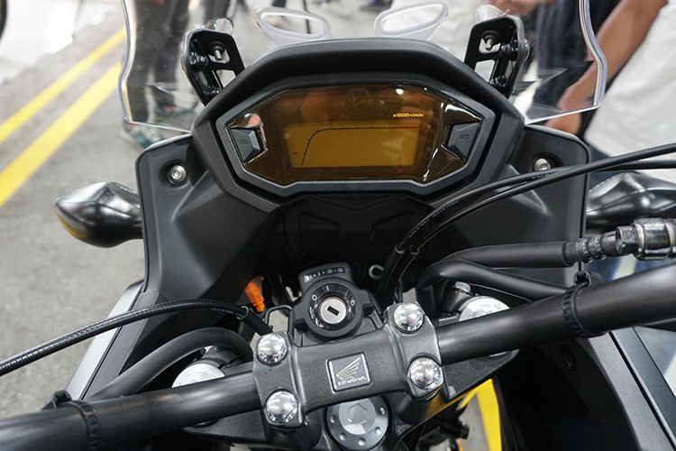 Kích thước tổng thể xe bao gồm; 826 x 2.098 mm x 1,358. Chiều dài cơ sở là 1421 mm, khoảng cách gầm 167 mm. Trong khi đó, chiều cao yên xe lên tới 812 mm, bình xăng 17,7 lít và có tổng trọng lượng là 198 kg. Cụm đồng hồ hiển thị dạng điện tử hoàn toàn.