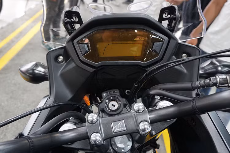 Kích thước tổng thể xe bao gồm; 826 x 2.098 mm x 1,358. Chiều dài cơ sở là 1421 mm, khoảng cách gầm 167 mm. Trong khi đó, chiều cao yên xe lên tới 812 mm, bình xăng 17,7 lít và có tổng trọng lượng là 198 kg. Cụm đồng hồ hiển thị dạng điện tử hoàn toàn.