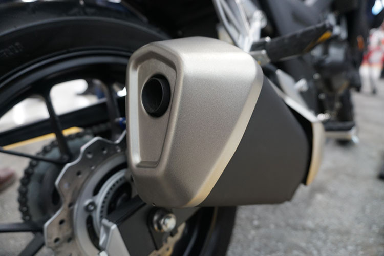 CB500X sở hữu khối động cơ hai xi lanh song song dung tích 471cc, sản sinh công suất cực đại 47 mã lực tại 8500 vòng/phút và mô men xoắn cực đại 43Nm tại 7500 vòng/phút, kết hợp cùng tư thế ngồi thẳng thoải mái, CB500X hoàn toàn có khả năng chinh phục dễ dàng bất kỳ cung đường nào cũng như mang lại cảm giác phấn khích.