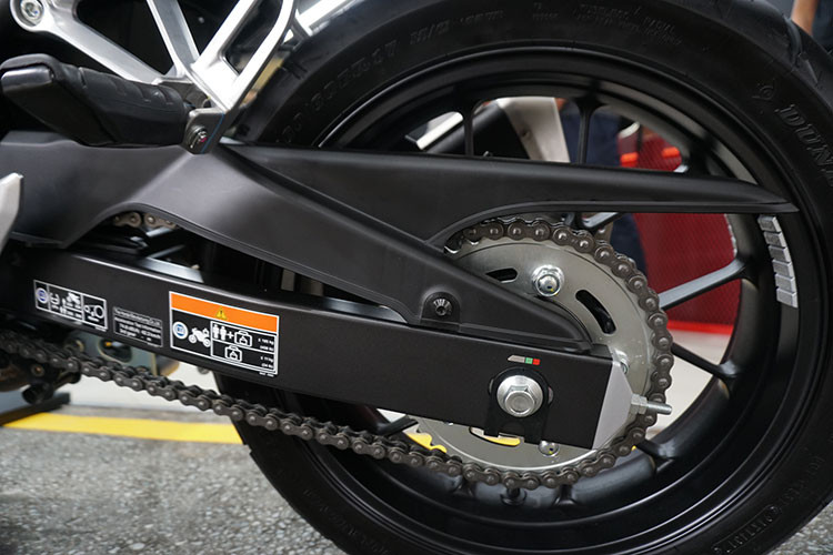 Hệ thống treo phía trước sử dụng loại ống lồng truyền thống đường kính 41mm, hệ thống treo phía sau đơn monoshock sử dụng kết cấu Pro-link của Honda có khả năng điều chỉnh độ cứng. So với mẫu CB500X từng ra mắt trước đây, phiên bản mới này không thay đổi về kiểu dáng, nó chỉ được lược bỏ đi những chi tiết rườm rà không cần thiết.