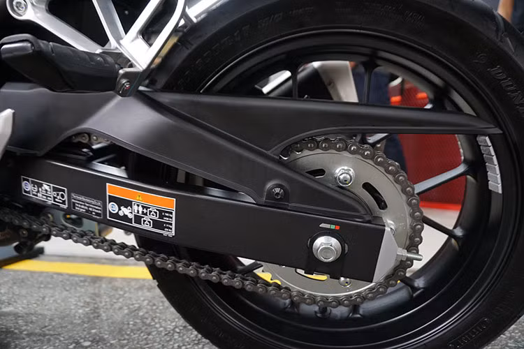 Hệ thống treo phía trước sử dụng loại ống lồng truyền thống đường kính 41mm, hệ thống treo phía sau đơn monoshock sử dụng kết cấu Pro-link của Honda có khả năng điều chỉnh độ cứng. So với mẫu CB500X từng ra mắt trước đây, phiên bản mới này không thay đổi về kiểu dáng, nó chỉ được lược bỏ đi những chi tiết rườm rà không cần thiết.