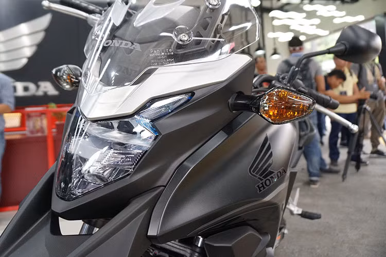 Trên phiên bản mới vừa ra mắt tại Việt Nam, CB500X được nâng cấp ấn tượng hơn bộ đèn pha LED mới đầy hiện đại và phong cách như hút hồn những ai lần đầu nhìn thấy nó, xi nhan trước và sau của xe tách rời. Ngoài ra xe còn được trang bị kính chắn gió mới to và cao hơn 100 mm giúp người lái thoải mái hơn trên những cung đường dài.