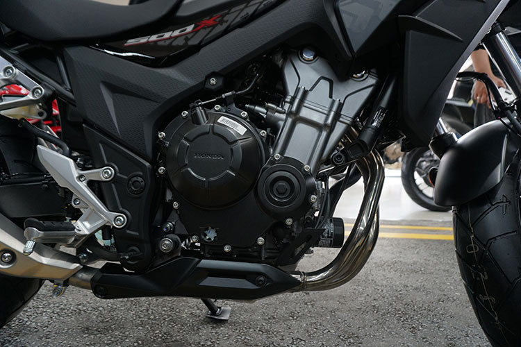 Honda CB500X phiên bản 2018 mới sẽ được phân phối chính hãng từ Honda Việt Nam với mức giá bán 180 triệu đồng. Với mức giá bán này, nó sẽ gây khá nhiều sức ép lên "đối thủ" Kawasaki Versys 650 đang được phân phối chính hãng trên thị trường với giá 249 triệu đồng.