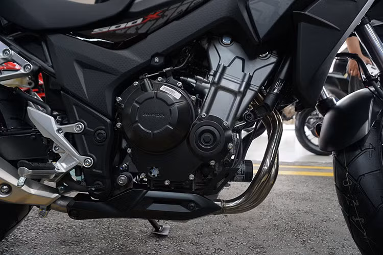 Honda CB500X phiên bản 2018 mới sẽ được phân phối chính hãng từ Honda Việt Nam với mức giá bán 180 triệu đồng. Với mức giá bán này, nó sẽ gây khá nhiều sức ép lên "đối thủ" Kawasaki Versys 650 đang được phân phối chính hãng trên thị trường với giá 249 triệu đồng.