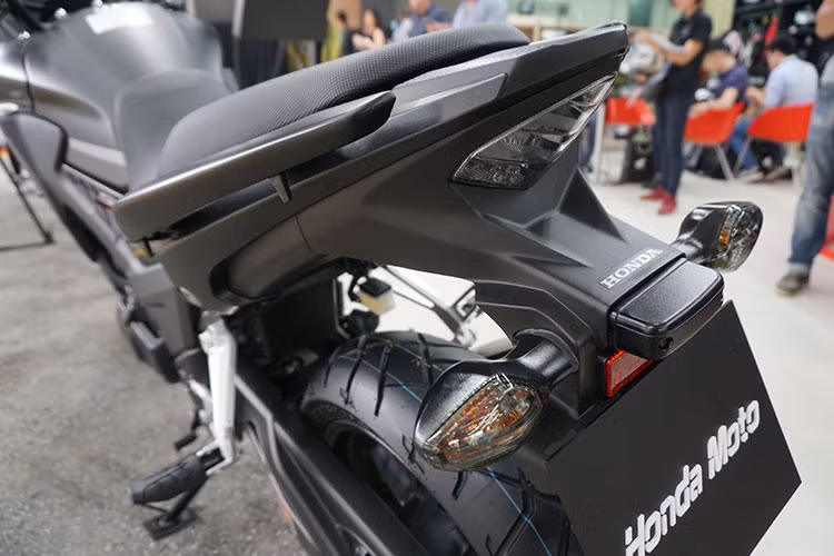 Mẫu xe sở hữu yên liền dài cho hai người với phần yên xe vuốt phía sau từ cao xuống thấp lên bình xăng, ở phía sau Honda CB500X được trang bị đèn hậu dạng LED vuốt nhọn đi kèm phía dưới là 2 đèn xi-nhan, tay nắm sau của CB500X 2018 có thiết kế tách rời.