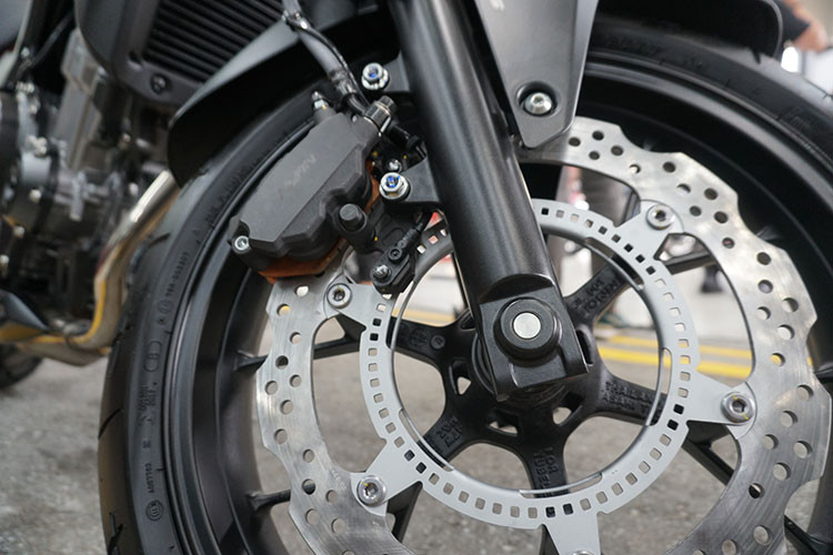 Xe được thiết kế gầm cao tiện cho việc di chuyển trên mọi địa hình. Mâm trước và sau được trang bị đa chấu, đi kèm bộ lốp địa hình giúp chủ xe có thể lang thang trên mọi cung đường mong muốn. Phiên bản CB500X được trang bị tiêu chuẩn hệ thống phanh chống bó cứng ABS cho cả phanh trước và sau với đường kính đĩa phanh lần lượt 320mm và 240mm.