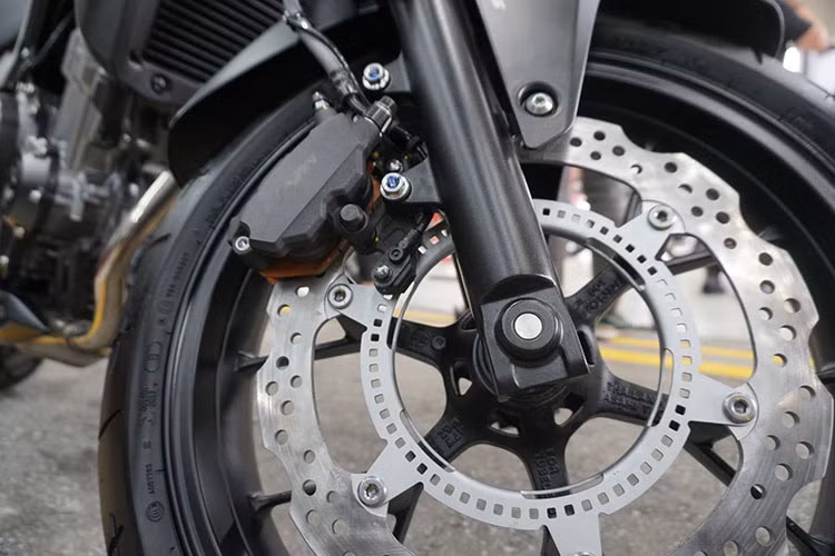 Xe được thiết kế gầm cao tiện cho việc di chuyển trên mọi địa hình. Mâm trước và sau được trang bị đa chấu, đi kèm bộ lốp địa hình giúp chủ xe có thể lang thang trên mọi cung đường mong muốn. Phiên bản CB500X được trang bị tiêu chuẩn hệ thống phanh chống bó cứng ABS cho cả phanh trước và sau với đường kính đĩa phanh lần lượt 320mm và 240mm.