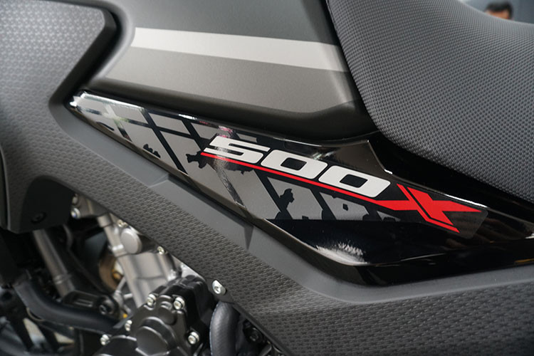 Trên phiên bản mới này, hệ thống truyền động và bộ khung gầm của Honda CB500X mới cũng đã có nhiều cải tiến so với trước. Xe sở hữu tay lái rộng với ốp bảo vệ tay hai bên tay lái đúng phong cách đường trường.