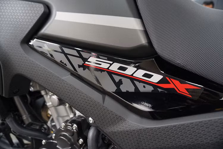 Trên phiên bản mới này, hệ thống truyền động và bộ khung gầm của Honda CB500X mới cũng đã có nhiều cải tiến so với trước. Xe sở hữu tay lái rộng với ốp bảo vệ tay hai bên tay lái đúng phong cách đường trường.