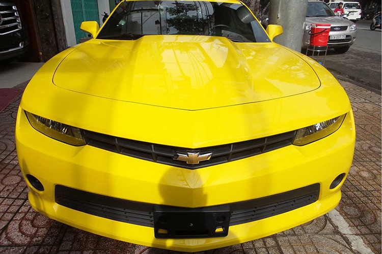 Do ở phiên bản thường nên xe chỉ được trang bị cụm đèn chiếu sáng halogen. Ở trên chiếc Chevrolet Camaro 2015 này, cụm đèn chiếu sáng trước vẫn ở trọng tình trạng tốt. Thông thường, choá đèn halogen sẽ bị cũ đi sau một thời gian dài sử dụng do nhiệt lượng toả ra khi phát sáng.