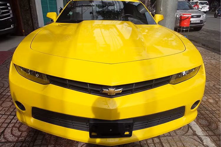 Do ở phiên bản thường nên xe chỉ được trang bị cụm đèn chiếu sáng halogen. Ở trên chiếc Chevrolet Camaro 2015 này, cụm đèn chiếu sáng trước vẫn ở trọng tình trạng tốt. Thông thường, choá đèn halogen sẽ bị cũ đi sau một thời gian dài sử dụng do nhiệt lượng toả ra khi phát sáng.