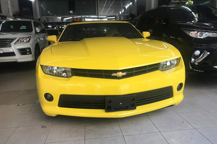 Chiếc Chevrolet Camaro 2015 xuất hiện trong bài viết này chưa được người bán tiết lộ quãng đường đã chạy cụ thể. Tuy nhiên, chắc hẳn đây là một mẫu xe lăn bánh cưa nhiều và có tình trạng rất tốt khi được rao bán ở mức giá 2,6 tỷ đồng. Đây được xem là đối thủ của Ford Mustang.