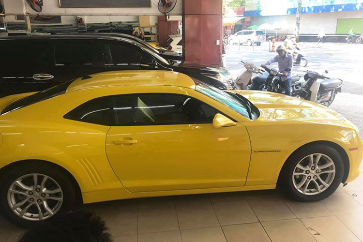 Chiếc Chevrolet Camaro này thuộc model 2015 và rất mới. Có thể xe vừa được nhập về cách đây không lâu. Người rao bán tại TP HCM cho hay, chiếc Chevrolet Camaro này thậm chí còn chưa ra biển số và chưa từng chính thức lăn bánh trên đường phố Việt Nam.