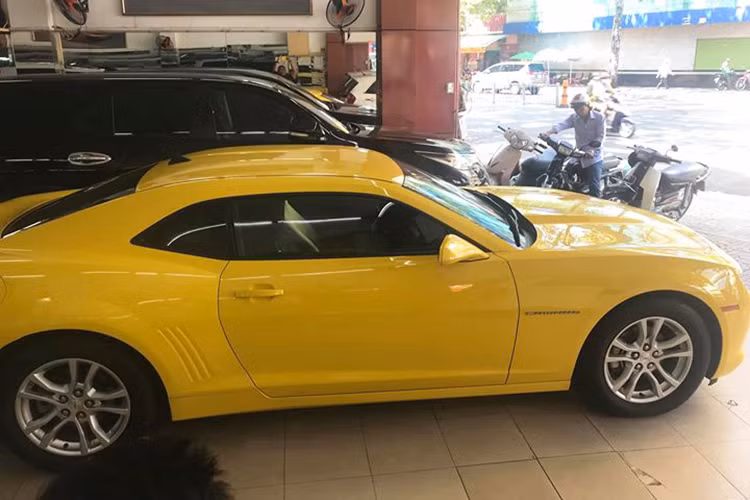 Chiếc Chevrolet Camaro này thuộc model 2015 và rất mới. Có thể xe vừa được nhập về cách đây không lâu. Người rao bán tại TP HCM cho hay, chiếc Chevrolet Camaro này thậm chí còn chưa ra biển số và chưa từng chính thức lăn bánh trên đường phố Việt Nam.