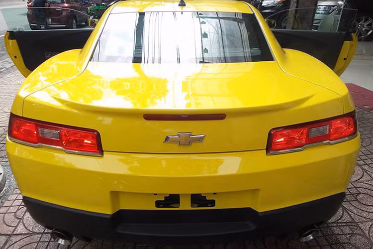 Ở phía sau, mẫu xe cơ bắp Camaro thế hệ thứ 6 này cũng vẫn có đèn hậu gợi nhớ về Camaro thế hệ đầu tiên, nhưng sử dụng hộp đèn thiết kế mới. Ngoài ra, chiếc xe còn có cản sau với các đường nét góc cạnh hơn.