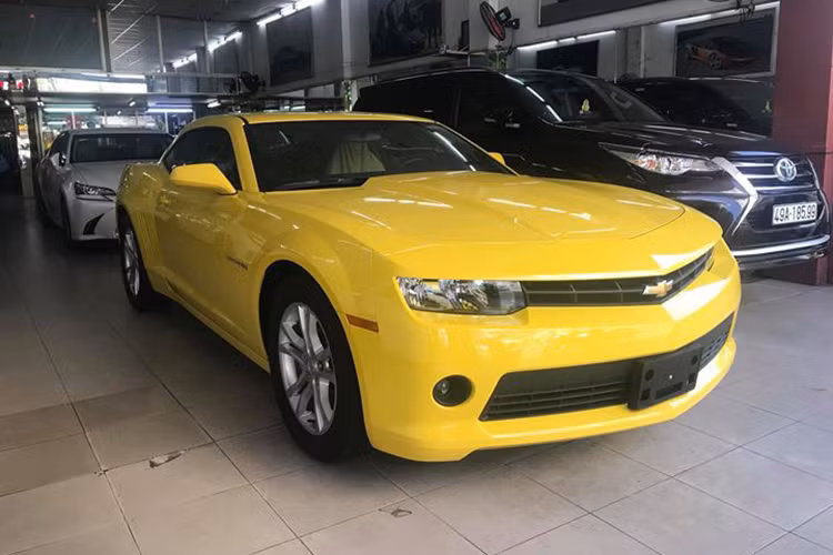Camaro là mẫu xe thể thao cơ bắp được sản xuất bởi hãng Chevrolet từ năm 1966 nhằm cạnh tranh với Ford Mustang. Hiện nay, dòng xe này đã trải qua gần 10 thế hệ, mẫu xe Chevrolet Camaro 2015 trong bài viết này là phiên bản nâng cấp thuộc thế hệ thứ 6.