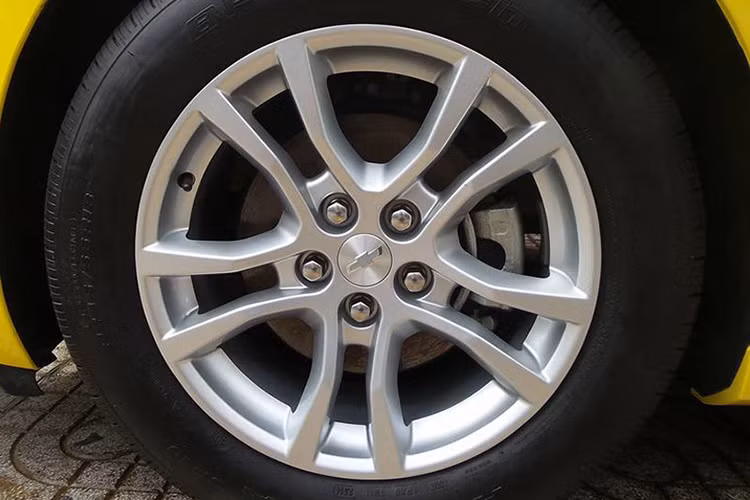 Phiên bản thường chỉ được trang bị bộ mâm 18 inch 5 chấu kép, đi kèm là bộ lốp có kích thước 245/55. Thiết kế thân xe chỉ được tinh chỉnh lại.