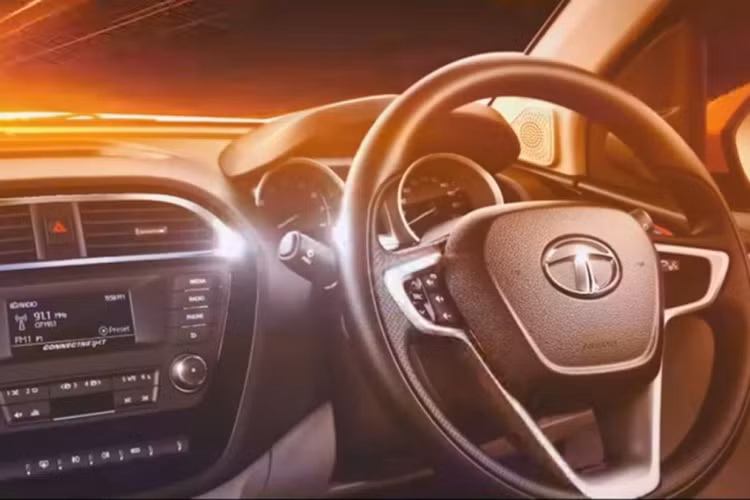 Tata Zica được trang bị không gian nội thất cơ bản với cửa sổ chỉnh điện, vô lăng 3 chấu và các chi tiết mạ crôm trên ốp cửa.